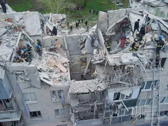 В Славянске из-под завалов достали ребенка