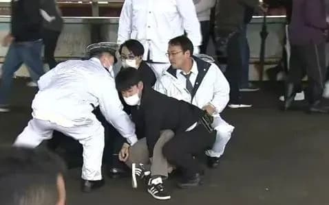 У Японії пролунав вибух на місці запланованого виступу прем’єра