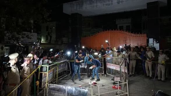 В Індії у прямому ефірі на телебаченні застрелили політика та його брата. Відео 18+