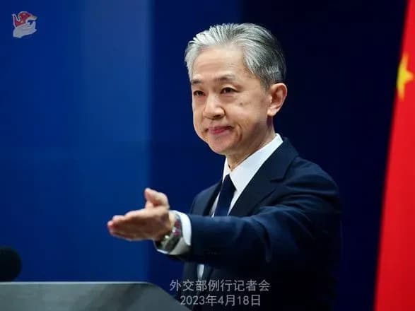 Китай відреагував на повідомлення про план Макрона посадити рф та Україну за стіл переговорів: підтримує європейську сторону