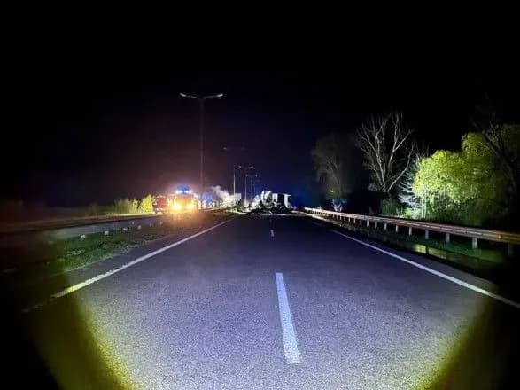 На трасі під Києвом зіткнулися три вантажівки і сталася пожежа, є загиблі