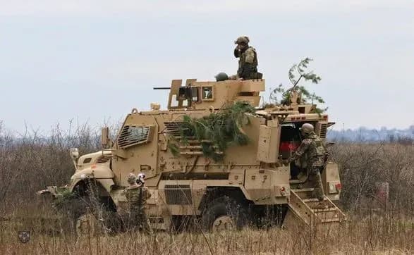 Херсонская область: оккупанты агитируют гражданских лиц на службу в вс рф