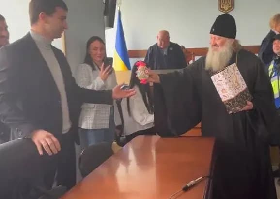 Митрополит УПЦ МП Павло хотів подарувати суддям і прокурору великодні яйця