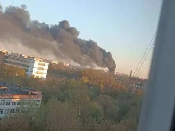 В подмосковных люберцах горит цех по утилизации отходов резины и пластика