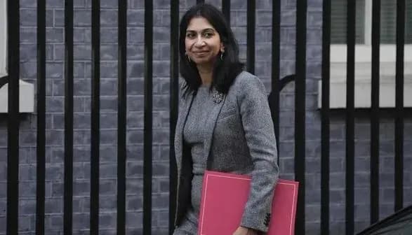 Міністр внутрішніх справ Великої Британії назвала мігрантів, які перетинають Ла-Манш, "злочинцями"