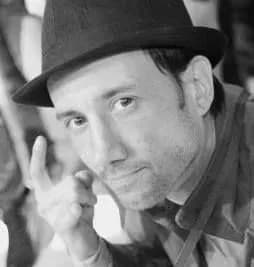 От полученных на фронте ранений ушел из жизни сценарист Андрей Максименко