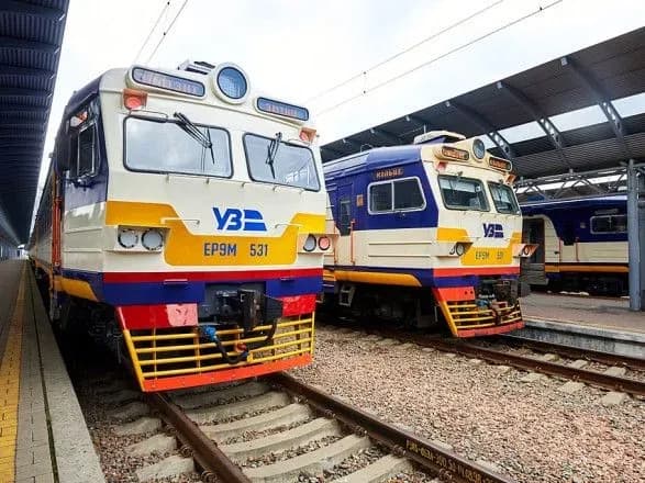 У Києві чоловік потрапив під електричку: рух потягів затримується