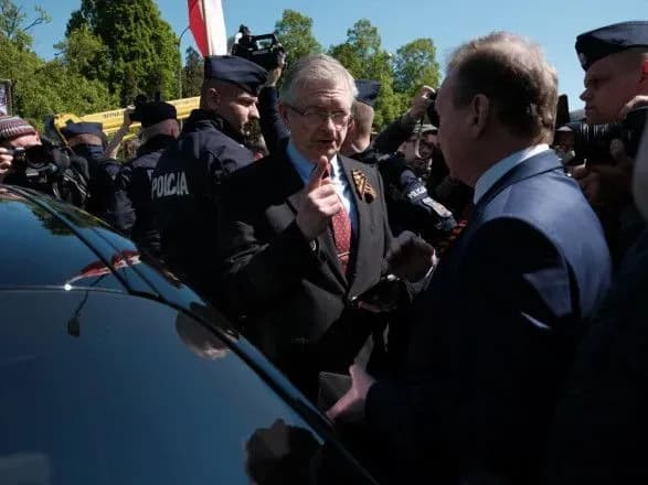 В Варшаве послу рф не удалось возложить цветы на кладбище советских солдат: помешали митингующие с антипутинскими лозунгами