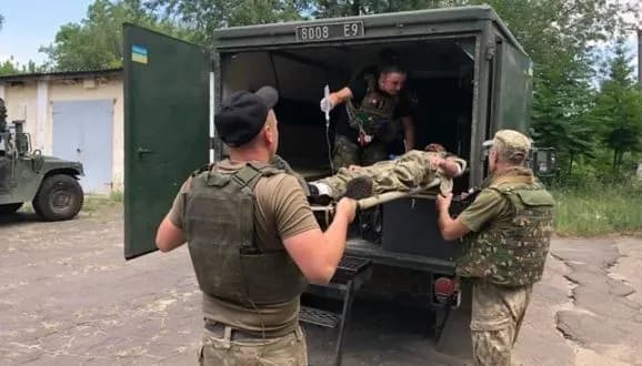 Медикам, які працюють в "гарячих точках", підвищили зарплату