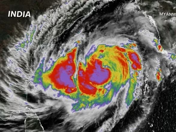 На Бангладеш надвигается циклон "Мокка": он может повредить один из крупнейших лагерей для беженцев в мире