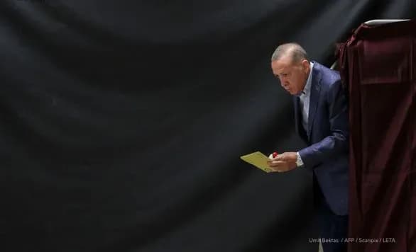 Вибори в Туреччині: члени комісій заповнюють бюлетені на користь Ердогана