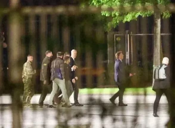 Зеленский прибыл в Берлин под усиленной защитой и его встретил президент Штайнмайер