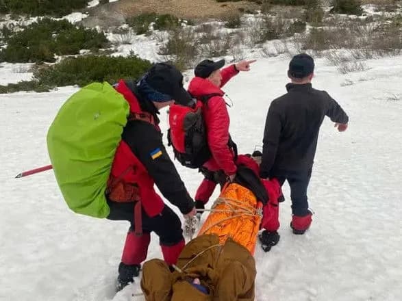 У Карпатах двоє туристів зірвалися зі скелі