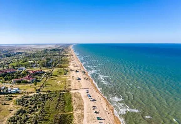 Окупанти заселили пансіонати на Арабатській стрілці та влаштували там полігон