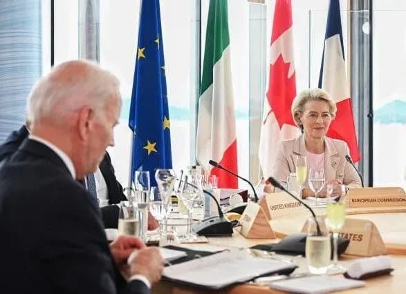 Голова Єврокомісії виступила проти мирних переговорів, які прирівнюють агресора до жертви