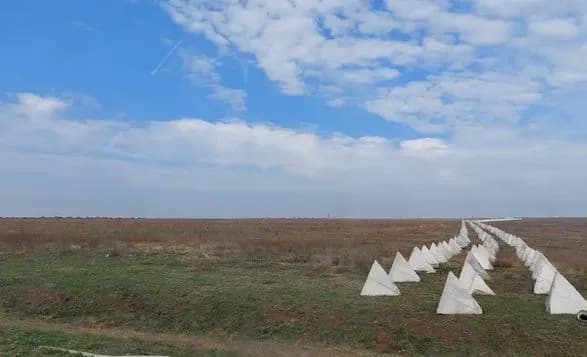 У рб біля українського кордону з'явилися протитанкові укріплення -"зуби дракона"