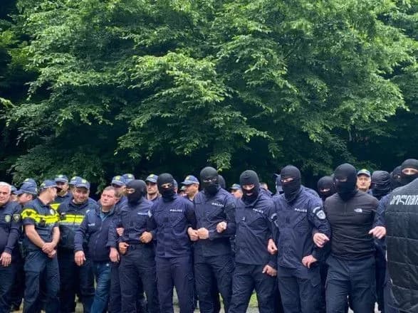 Підсанкційна донька лаврова приїхала до Грузії на тлі зняття заборони, її зустріли протестами - ЗМІ