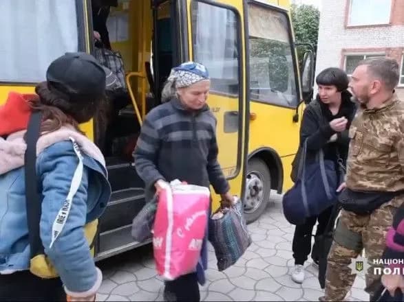 Под прицельным огнем врага: "Белые ангелы" эвакуировали из Бахмута еще десять человек