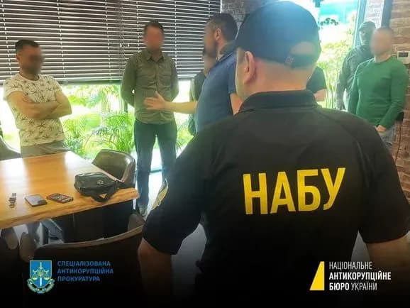 Махінації з допомогою аграріям: НАБУ і САП викрили двох осіб під час отримання хабаря в понад пів мільйона гривень