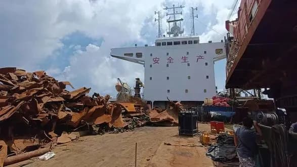 Малайзія знайшла 100 артилерійських снарядів на китайській баржі