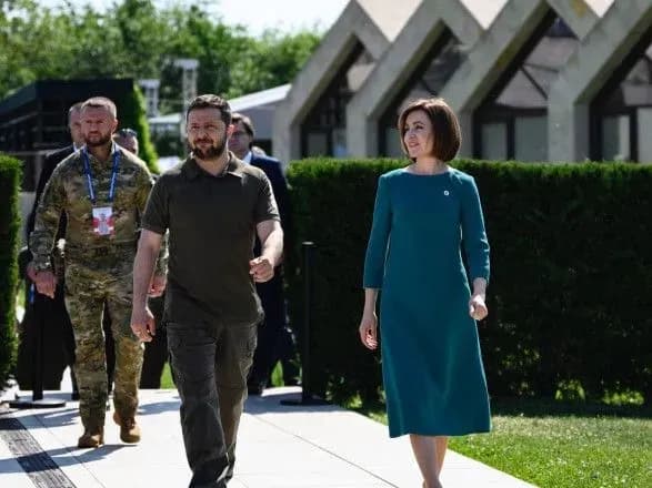 Зеленський зустрівся з Санду: заявив про зміцнення співпраці і спільну протидію викликам з боку рф