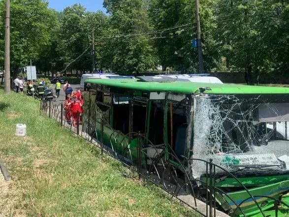 У Черкасах Lexus зіштовхувся із маршруткою: чотирьох людей госпіталізували