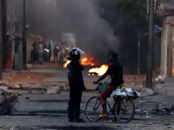 На тлі сутичок уряд Сенегалу призупинив доступ до мобільного інтернету