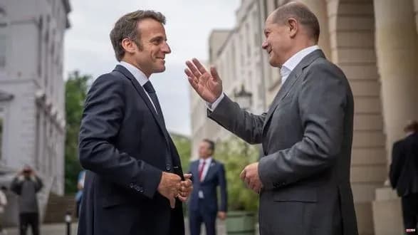 Шольц влаштував прогулянку Макрону центром Потсдама перед вечерею