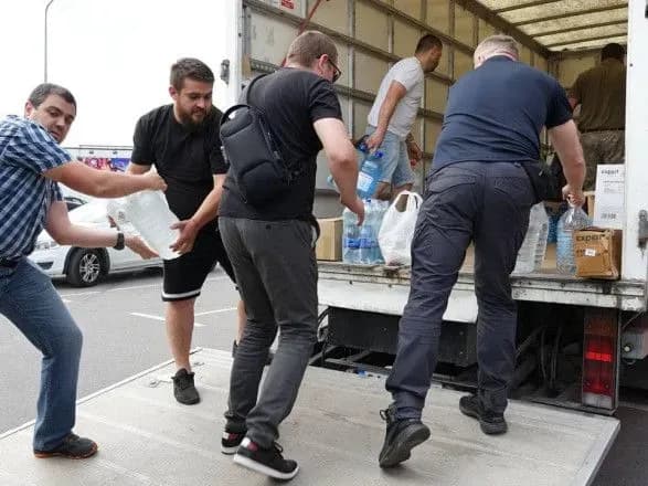 Мотопомпи, рятувальні жилети та питна вода: Київщина відправила першу партію допомоги для Херсонщини