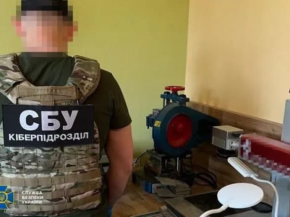 У Києві підпільний "ЦНАП" торгував фальшивими паспортами: під підозрою підприємець