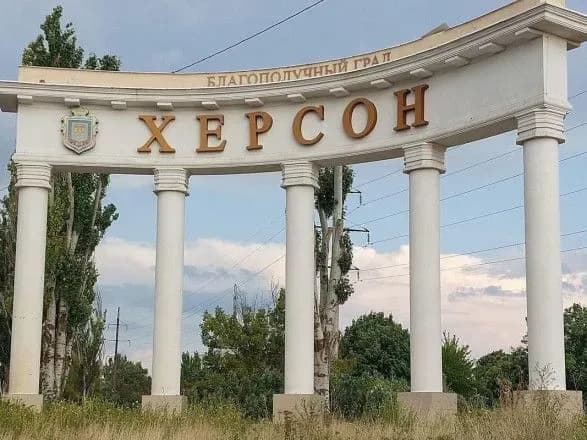 Ворожий обстріл місць евакуації у Херсоні: відомо щонайменше про трьох потерпілих