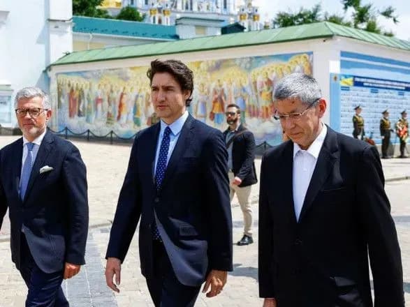 Побывал у Стены памяти защитников Украины и осмотрел уничтоженную технику рф: новые детали визита Трюдо в Киев