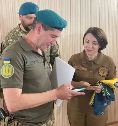 Маляр поділилась фото робочого процесу: "Читаємо найсвіжіші зведення з поля бою. Настрій гарний"