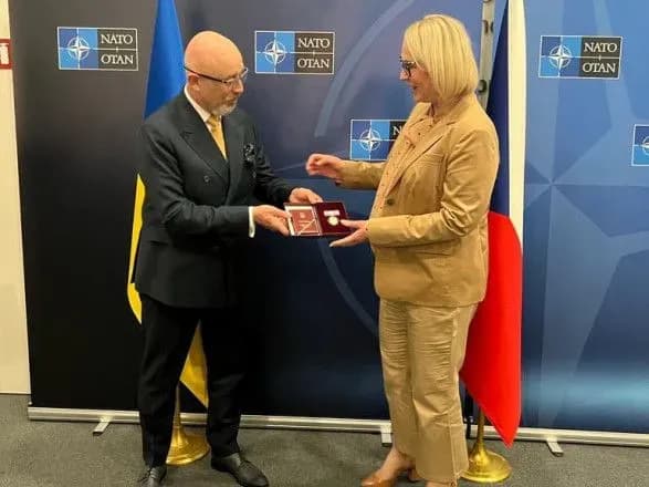 Резніков вручив міністерці оборони Чехії орден княгині Ольги ІІ ступеня