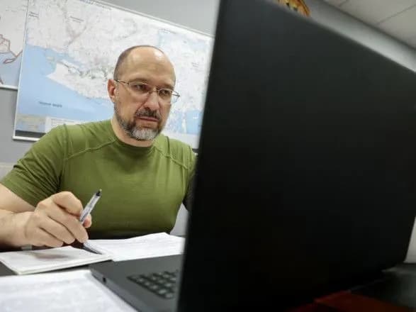 Долги по зарплате педагогам, восстановление дорог и медицина: Шмыгаль провел выездное совещание по ситуации в Херсонской области