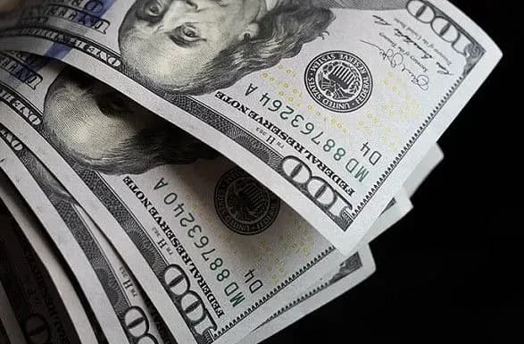 ПриватБанк відновлює прийом валюти в терміналах