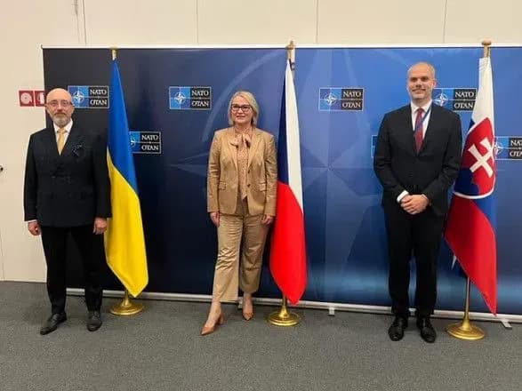 Україна разом з Чехією та Словаччиною підписала декларацію про придбання й обслуговування БМП