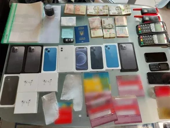 Привласнювали кошти з рахунків іноземців: правоохоронці викрили злочинну організацію