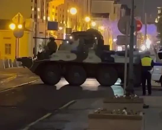 Неспокійна ніч у москві: посилено заходи безпеки, на вулицях помічена бронетехніка