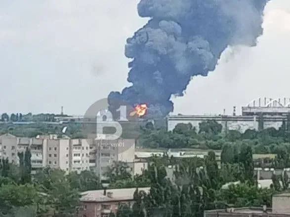 "Горить дуже сильно": у воронежі сталася пожежа на нафтобазі