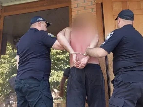 Повалив на підлогу та вдарив ногою в голову: на Київщині чоловік жорстоко побив працівницю АЗС