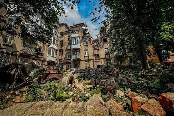 Вражеская атака дронами на Сумы: спасены 4 человека