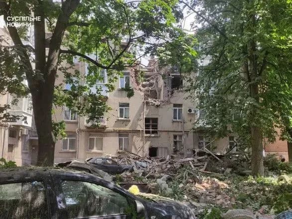 Як ворожий дрон влучив у п'ятиповерхівку в Сумах – у мережі з’явилося відео