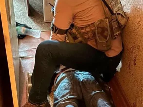 Збирав дані для ворожого удару по оборонному заводу та будівлі СБУ: на Миколаївщині затримали зрадника