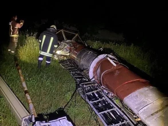 Наслідки негоди: під Києвом від сильного пориву вітру на одній із котелень впала труба