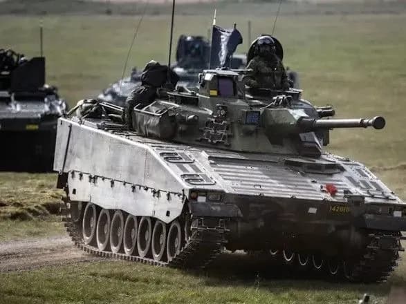 В Україну прибули шведські бронетранспортери Strf 90 – Резніков