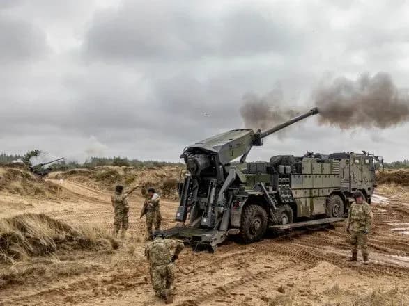 Минобороны Дании показало обучение украинских артиллеристов на САУ Caesar