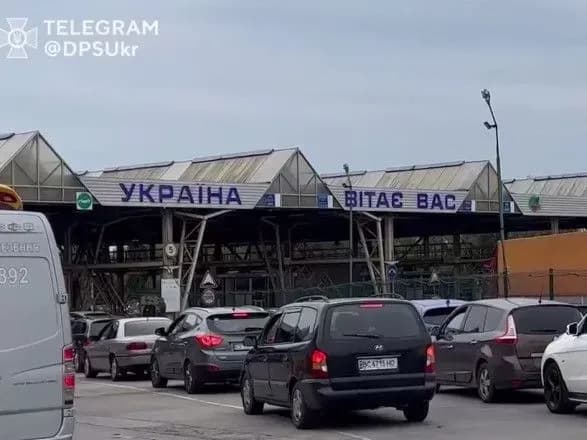 На українсько-польському кордоні зростають черги: у чому причина