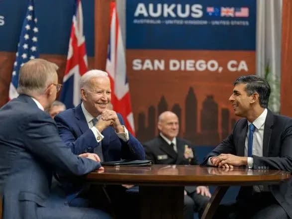 Байден прилетів до Лондону, щоб обговорити з Сунаком постачання касетних боєприпасів Україні