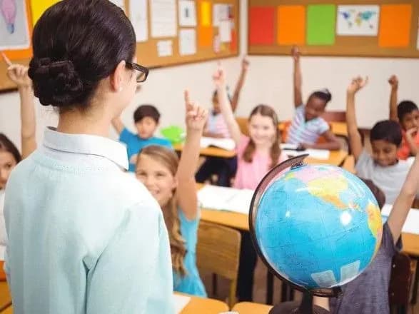 В Україні обговорюють зарплату вчителів на рівні 40 тис. грн: є умови